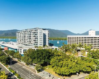 Pacific Hotel Cairns - Cairns - Building