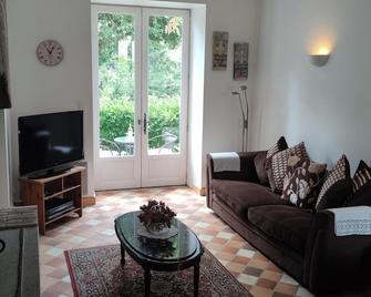Holiday Gites in Dordogne - La Maison de Rebeyrat is a spacious comfortable gîte - Piegut-Pluviers - Sala de estar
