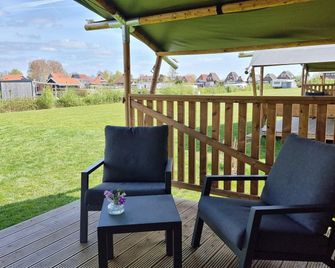 Waterfront Glamping Escape - De Veenhoop - Patio