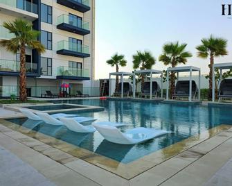 7 By Aurora 202 - Dubai - Pool