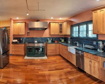 Spacious Pet Friendly 5-bedroom farmhouse in fabulous Mont Vernon with AC, WIFI - Mont Vernon - Kitchen