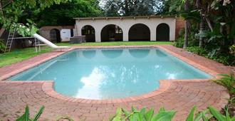 Breeze Guest House - Bulawayo - Piscina
