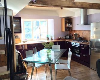 2 double-bedroomed Bijou Apartment with Enchanting Secluded Garden - Newton Abbot - Cocina