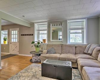 Patio and Fire Pit Idyllic Cottage in Hellertown! - Bethlehem - Sala de estar