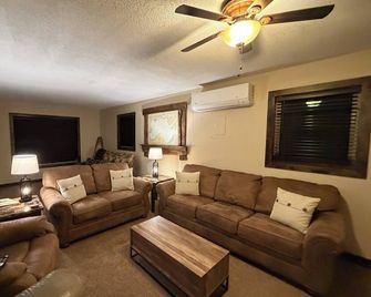 Anglers Paradise on the Rainy River - Baudette - Living room
