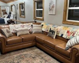 Beautiful finished living quarters, Horses, nature and adventure awaits!\n - Chillicothe - Living room