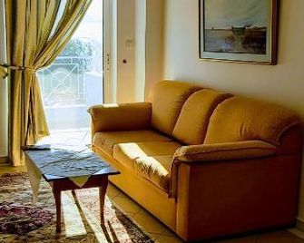 Gerasimos - Menidi - Sala de estar