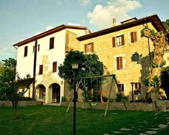 لا كولينا دي بيلونيكو - بروجيا - مبنى