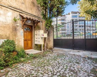 Cute Affordable 1-Br Minutes from Cannes - Cannes - Vista del exterior