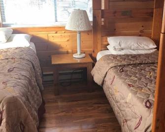 Bear's Den- Cottages On Serenity Lake- Beautiful Cottage On Small, Private Lake! - Black River Falls - Schlafzimmer