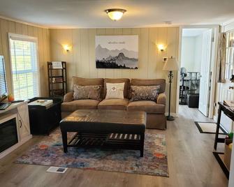 Cheerful Cozy Country Cottage @ Aly Farm, 2bed/1 bath - Spring Hill - Huiskamer
