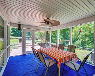 Porch and Fire Pit Shawnee on Delaware Home! - East Stroudsburg - Balkón