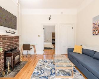 Local Landmark - Gorgeous Historic Home - Portland - Living room
