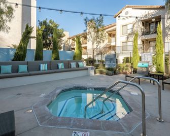 Lovely La Jolla 1BR w/ Gym, W/D & Pool, nr bars & shops, by Blueground - San Diego - Pool
