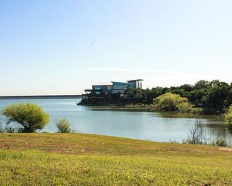 Walking distance to the Gaylord and backs to Lake Grapevine! - Grapevine - Outdoors view