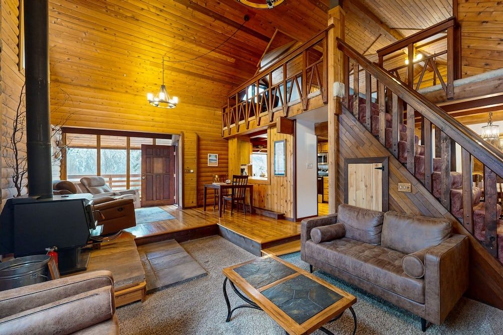 Picturesque dog-friendly log cabin with stunning views and wood stove - Eagle River - Sala de estar
