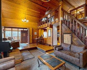 Picturesque dog-friendly log cabin with stunning views and wood stove - Eagle River - Sala de estar