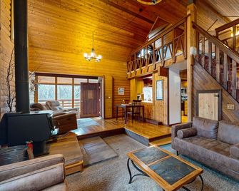 Picturesque dog-friendly log cabin with stunning views and wood stove - Eagle River - Sala de estar