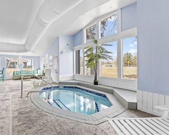 Nisswa Hotel & Suites – Round Lake King Patio Suite with Full Kitchen - Nisswa