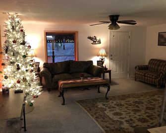 Lovely cabin on 136acre, 13 Miles from North Asheville. 6 miles from BR Parkway - Weaverville - Living room