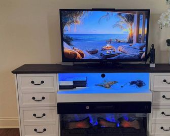 Luxurious Beachfront Home with Hot Tub Fenced Yard Bikes Fire Pit - Palm Coast - Room amenity