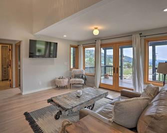 Modern Evergreen Duplex Off I-70 with Mountain Views - Idaho Springs - Living room