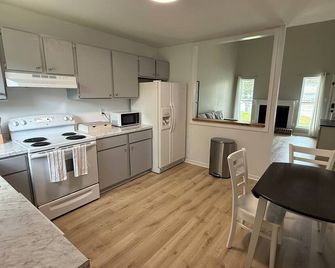 Cozy 2br Hideaway - I Heart Jacksonville - Jacksonville - Kitchen