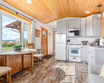 Charming Solo\/Couple Getaway: Your Quiet Refuge - Lynden - Kitchen