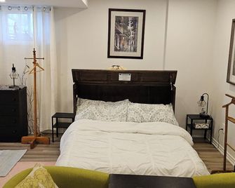 Cozy walkout basement. In the middle of Wineries the best in Niagara region. - Smithville - Bedroom