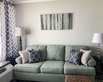 Chateau Relaxo- Remodeled Pool View Condo With Direct Beach And Sound Access - Atlantic Beach - Wohnzimmer