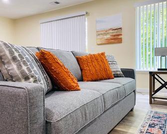 Family Friendly Nature Getaway near Golf Course - Kalamazoo - Living room