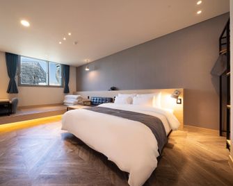 Sokcho Brooklyn Hotel - Sokcho - Bedroom