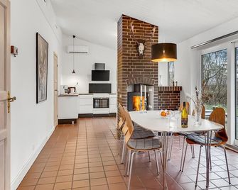 Cozy Home In Sæby With Sauna - Saeby - Їдальня