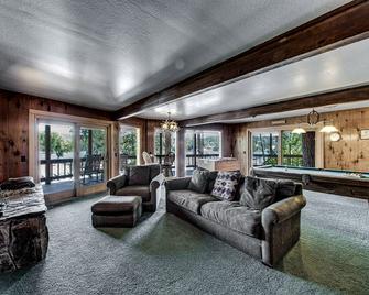 Dos Pinos Spacious Lakefront Cabin with Game Room - Groveland - Lounge
