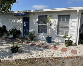 Fisherman's Get-A-Way - Okeechobee - Building