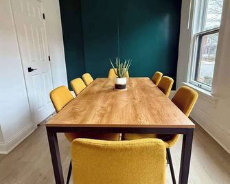 Jungle House Columbus Short North Downtown Free Parking - Near Convention Center & Nationwide Arena - 4br Luxury Home - Sleeps 12 - Over 5,800 Five Star Stays - Columbus - Phòng ăn