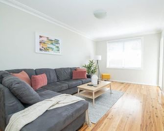 Sweet Caroline Sunny & Spacious Sleeps 6 - Orange - Wohnzimmer