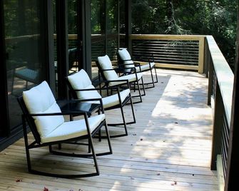 Couples Retreat - Secluded Mountain Home Minutes From Main Street!! - Highlands - Binnenhof