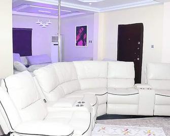 Z'Bass Hotel & Resort - Abuja - Sala de estar