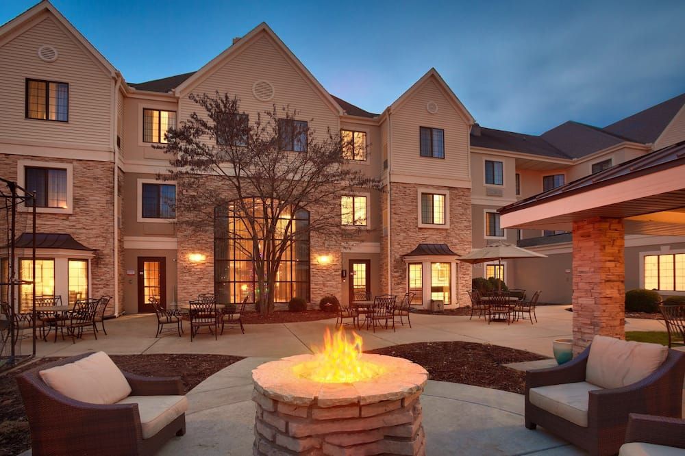 Free Breakfast. Pool & Hot Tub. Near St. Francis Medical Center! Great For Business Travelers! - Peoria - Patio