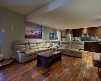 5-star Okanagan Getaway Pet Friendly, large suite Relax and Enjoy - Licenced - Lake Country - Вітальня