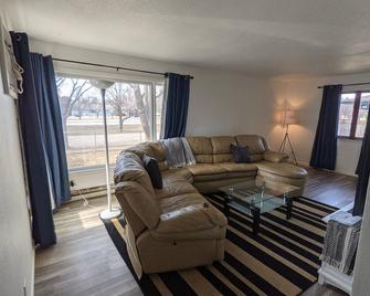 The Moorhead Place. Pet friendly, warm home near colleges and medical centers - Moorhead - Living room