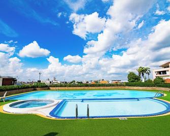 Town in Town Hotel Bangkok - בנגקוק - בריכה