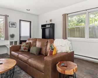 Cozy Bungalow Home in the Heart of Stowe Village - Stowe - Living room