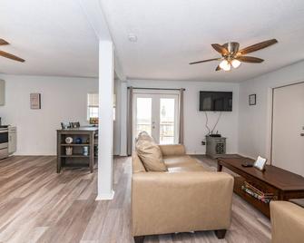 Fabulous Views, Updated, Minutes To Icw & Beach - Matagorda - Living room
