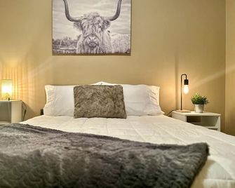 Western Style - 2 Bed/1 Bath (Rated 10 Stars) - Eagle Pass - Habitación