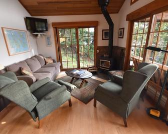 Ainslie Point Deluxe Waterfront Cottage with Beach and Dock Access - Pender Island - Living room