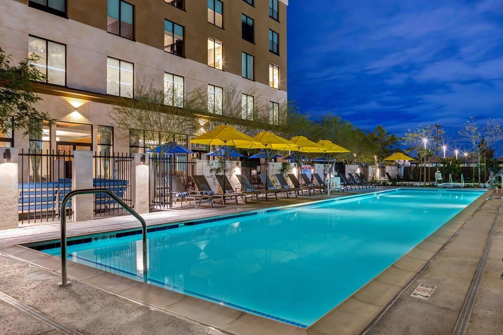 Howard Johnson by Wyndham Anaheim Hotel & Water Playground from $55.  Anaheim Hotel Deals & Reviews - KAYAK