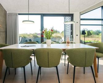 8 person holiday home in Hirtshals-By Traum - Hirtshals - Jídelna