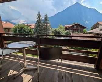Studio with balcony, Niesen view & free parking near Interlaken, Thunersee & Blausee - Aeschi bei Spiez - Balcony